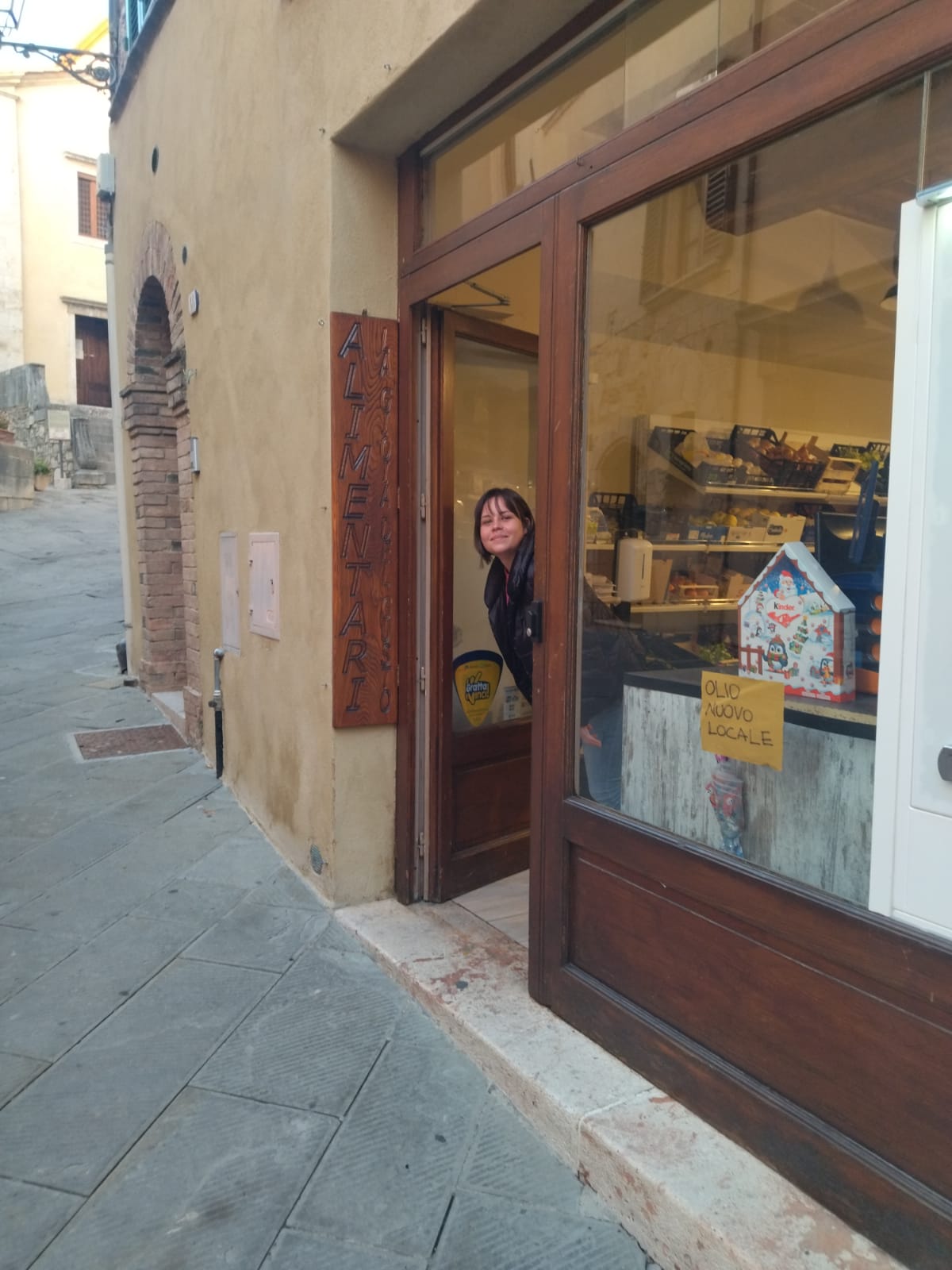 Gioia Ceccarelli all'ingresso del negozio